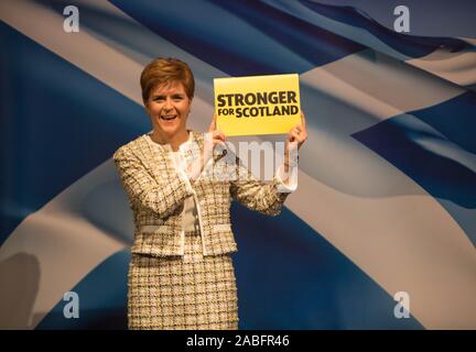 Glasgow, Royaume-Uni. 27 novembre 2019. Premier Ministre de l'Écosse et leader du Parti National Écossais, Nicola Sturgeon, lance le SNP manifeste pour les élections générales de 2019, lors d'une fête rassemblement à Glasgow. Crédit : Jeremy Sutton-Hibbert/ Alamy Live News. Banque D'Images