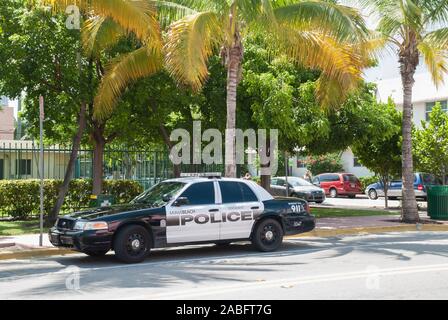 Voiture de police garée dans la rue de Miami South Beach, États-Unis Banque D'Images