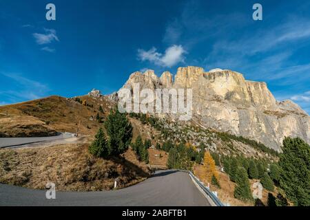 La route sinueuse à travers le magnifique paysage à la Sella pass montagne au Tyrol du Sud, Italie sur une journée ensoleillée d'automne Banque D'Images