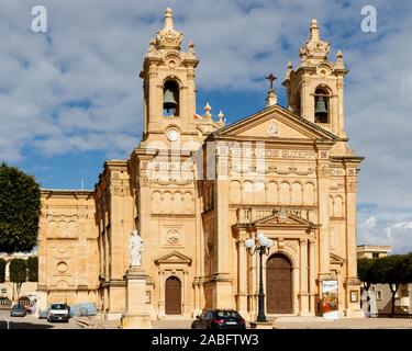 1882 L'église paroissiale de Qala, dédiée à l'Immaculée Conception et Saint Joseph. Construit en style baroque et consacrée en 1904. Gozo, Malte. Banque D'Images