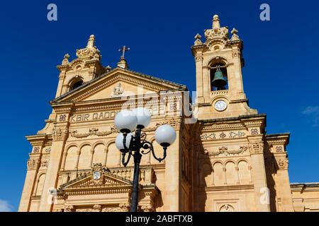 1882 L'église paroissiale de Qala, dédiée à l'Immaculée Conception et Saint Joseph. Construit en style baroque et consacrée en 1904. Gozo, Malte. Banque D'Images