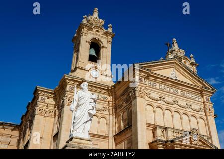 1882 L'église paroissiale de Qala, dédiée à l'Immaculée Conception et Saint Joseph. Construit en style baroque et consacrée en 1904. Gozo, Malte. Banque D'Images