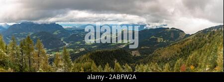 Vue panoramique du parc national de Berchtesgaden de Kehlsteinhaus (Nid d'Aigle) sur le dessus de l'Obersalzberg sur un jour nuageux en automne à Berchtesgaden, Bava Banque D'Images