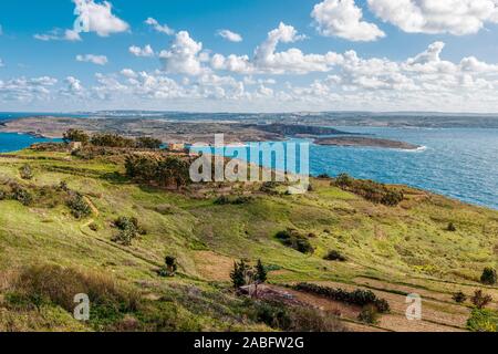 La vue dans le Nord de Gozo Comino Comino Island à Canal (Kemmuna) à Malte dans la distance. Banque D'Images