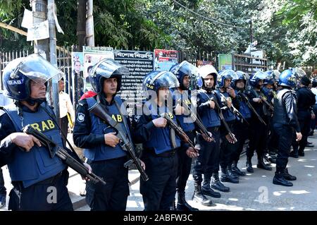 Dhaka, Bangladesh. 27 Nov, 2019. Ces forces montent la garde à la Cour des locaux à Dhaka, Bangladesh, le 27 novembre 2019. Un tribunal spécial dans la capitale, Dhaka, Bangladesh a remis la peine de mort à sept militants le mercredi sur un cas de Holey cafe Boulangerie artisanale en attaque capitale Dhaka en 2016. Credit : Str/Xinhua/Alamy Live News Banque D'Images