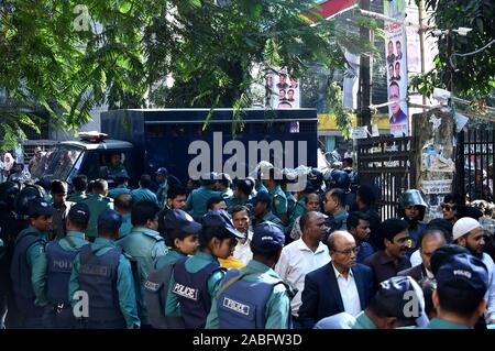 Dhaka, Bangladesh. 27 Nov, 2019. Des militants condamnés sont détenus dans une prison van à la Cour des locaux à Dhaka, Bangladesh, le 27 novembre 2019. Un tribunal spécial dans la capitale, Dhaka, Bangladesh a remis la peine de mort à sept militants le mercredi sur un cas de Holey cafe Boulangerie artisanale en attaque capitale Dhaka en 2016. Credit : Str/Xinhua/Alamy Live News Banque D'Images