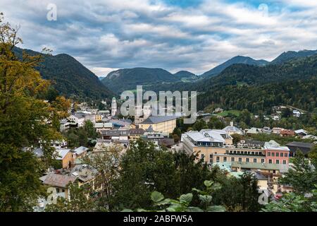 Vue aérienne de la petite ville de montagne Berchtesgaden sur un jour nuageux, Bavière, Allemagne Banque D'Images