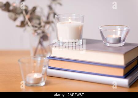 Bougies de parfum et de livres sur la table Banque D'Images