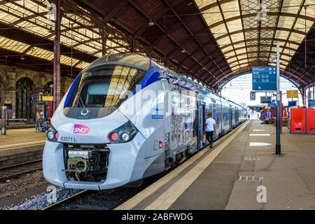 Un Regiolis TER train régional à partir de la société française SNCF est stationnement à la plate-forme à la gare de Strasbourg, l'attente pour les passagers à monter à bord. Banque D'Images