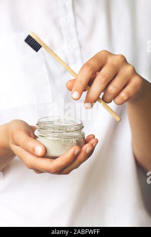 Ensemble de l'éco-friendly Soins dent articles dans woman's hands. Concept zéro déchet, plastique, produits bio, eco-friendly shopping Banque D'Images
