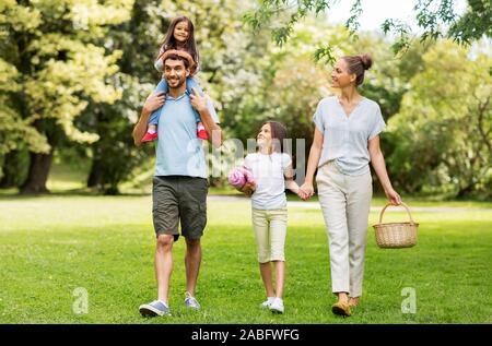 Panier pique-nique avec la famille en marche parc d'été Banque D'Images