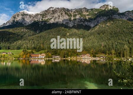 Vue idyllique de Hintersee avec de beaux reflets d'arbres et maisons et les Alpes en arrière-plan, près de Konigssee lake, à Berchtesgaden, Bav Banque D'Images