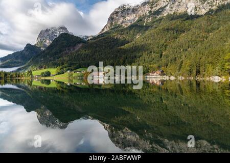 Vue imprenable de Hintersee avec de beaux reflets d'arbres et maisons et les Alpes en arrière-plan, près de Konigssee lake, à Berchtesgaden, Ba Banque D'Images