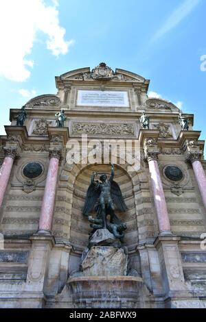 Fontaine Saint Michel au Quartier Latin. Paris, France. Banque D'Images