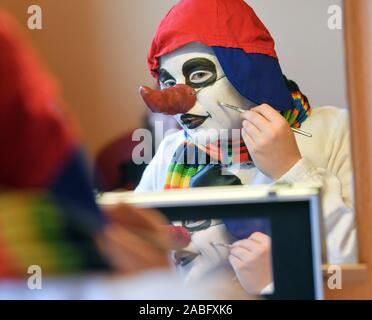 16 novembre 2019, le Brandebourg, Eisenhüttenstadt : Timo Gramsch bonhomme comme 'Snowy' met sur make-up avant une répétition à l'Friedrich-Wolf-théâtre. Un maladroit mais adorable bonhomme est la star des enfants de Eisenhüttenstadt. Chaque année pendant la saison de Noël il fait l'expérience de nouvelles aventures sur la scène de l'Friedrich-Wolf-théâtre. Depuis 23 ans la comédie musicale a été réalisée avec de nouvelles chansons et des acteurs amateurs. Photo : Patrick Pleul/dpa-Zentralbild/ZB Banque D'Images