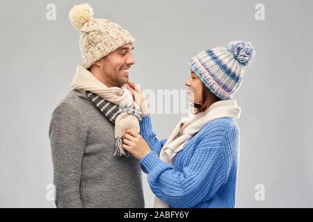 Couple heureux dans des vêtements d'hiver Banque D'Images