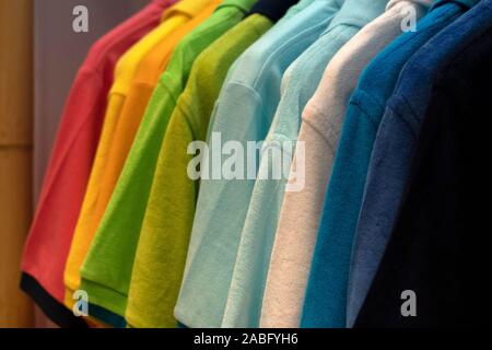 Différentes couleurs polo shirt sur support d'affichage Banque D'Images