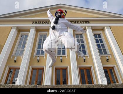 16 novembre 2019, le Brandebourg, Eisenhüttenstadt : Timo Gramsch bonhomme comme 'Snowy' saute en l'air en face de l'Friedrich-Wolf-théâtre. Un maladroit mais adorable bonhomme est la star des enfants de Eisenhüttenstadt. Chaque année pendant la saison de Noël il fait l'expérience de nouvelles aventures sur la scène de l'Friedrich-Wolf-théâtre. Depuis 23 ans la comédie musicale a été réalisée avec de nouvelles chansons et des acteurs amateurs. Photo : Patrick Pleul/dpa-Zentralbild/ZB Banque D'Images