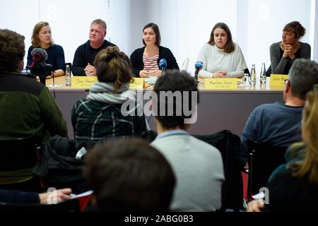 27 novembre 2019, Berlin : Carla Reemtsma (l-r), militant du climat et co-fondateur de l'avenir allemand vendredi pour le mouvement, Jens Hauser, "Aktionsbündnis Alle Dörfer bleiben', Nike Mahlhaus, attachée de presse de l'alliance action charbon 'Ende Gelände', 'Aktionsbündnis Marlene Sasso, Anti-Kohle-Kidz', Luise Neumann-Cosel, activiste environnemental de Campact, donnera une conférence de presse conjointe à l'occasion des prochaines manifestations contre la politique climatique du gouvernement allemand. Divers groupes d'activistes du climat visant à bloquer l'infrastructure du charbon dans la zone d'exploitation du lignite de Lusace sur 30 N Banque D'Images