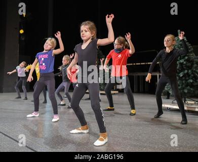 16 novembre 2019, le Brandebourg, Eisenhüttenstadt : laïcs danse acteurs lors d'une répétition pour la pièce 'Snowy' sur scène dans l'Friedrich-Wolf-théâtre. Un maladroit mais adorable bonhomme est la star des enfants de Eisenhüttenstadt. Chaque année pendant la saison de Noël il fait l'expérience de nouvelles aventures sur la scène de l'Friedrich-Wolf-théâtre. Depuis 23 ans la comédie musicale a été réalisée avec de nouvelles chansons et des acteurs amateurs. Photo : Patrick Pleul/dpa-Zentralbild/ZB Banque D'Images