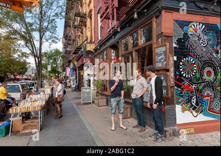 Les jeunes branchés sur Bedford Avenue, à Brooklyn, New York City, USA Banque D'Images