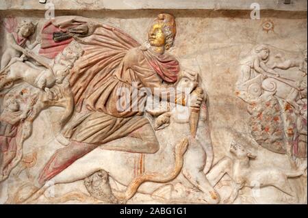 Italie, Rome, terme di Diocleziano, bains de Dioclétien, Museo Nazionale Romano, musée national romain, marbre bas relief du Dieu Mithras (IIIe siècle après JC) Banque D'Images