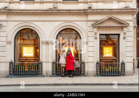 Window Shopping à Graff dans Bond Street, London, UK Banque D'Images