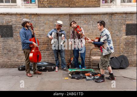 Les amuseurs publics dans Brick Lane, London, UK Banque D'Images