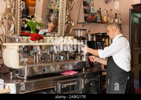 À l'aide d'une machine à expresso Barista dans cafe, Sardaigne, Italie Banque D'Images