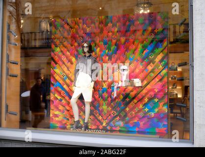 Louis Vuitton fenêtre colorées s'affichent dans la Bahnhofstrasse de Zurich store, avec des gens reflet Banque D'Images