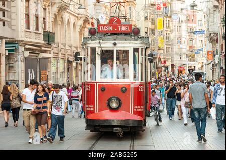 Vieux tramway rouge sur Istiklal Caddesi, Istanbul, Turquie Banque D'Images