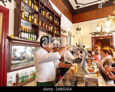 Barman hispanique à servir la bière Bar Casa Labra, Madrid, Espagne Banque D'Images