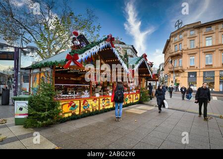 En vente au stand de vente des aliments sucrés et des bonbons au square appelé 'Bismarkplatz' au cours de marché de Noel en centre-ville de Heidelberg, Allemagne Banque D'Images