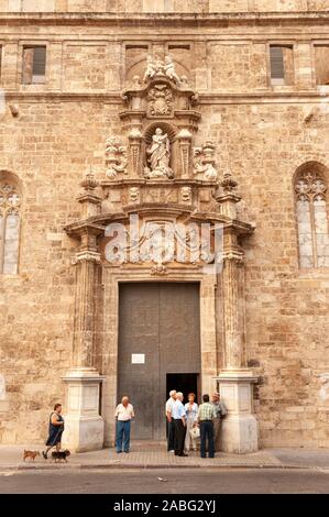 Les populations locales à discuter en face de l'église de Santos Juanes, Valencia, Espagne Banque D'Images