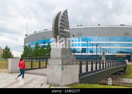 Saint-pétersbourg, Russie - 22 juin 2019 : à marche Le Pont de glace avec des Griffins. Sur l'arrière-plan est la construction de palais de glace. Banque D'Images