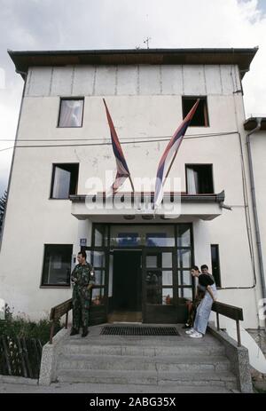 8 août 1993 pendant la guerre en Bosnie : l'entrée du Parti démocratique serbe (SDS) siège à l'hôtel Panorama à Pale. Banque D'Images