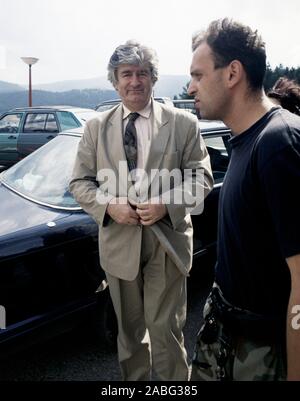 8 août 1993 pendant la guerre en Bosnie : le leader des Serbes de Bosnie, M. Radovan Karadžić, arrivant à la siège du Parti démocratique serbe dans l'hôtel Panorama à Pale. Banque D'Images