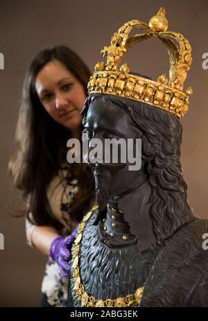 Portia Tremlett, agent d'engagement du programme public pour le Musée Novium, regarde la croix du marché d'origine de la sculpture, un buste du roi Charles I par Hubert Le Sueur, comme il revient à la maison à Chichester, où il sera exposé au Musée Novium en prêt à partir de la Tate Britain. Banque D'Images