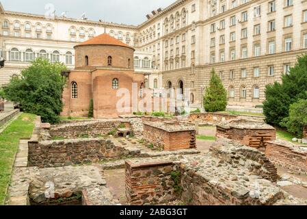 Eglise Saint George Rotonde au milieu des vestiges Romains de l'ancienne Serdica, Sofia, Bulgarie Banque D'Images