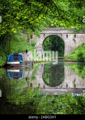 15-04 amarré près de l'Avenue Pont sur le Shropshire Union Canal Banque D'Images