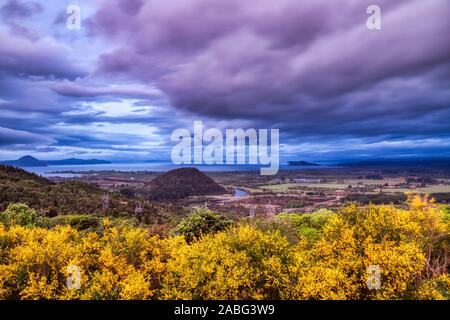 Vue aérienne du lac Taupo avec de gros nuages, Nouvelle-Zélande Banque D'Images