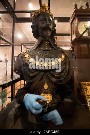 La Croix du marché d'origine de la sculpture, un buste du roi Charles I par Hubert Le Sueur, est déplacé dans c'est cas d'affichage à l'Novium Museum, qu'il retourne à la maison à Chichester en prêt à partir de la Tate Britain. Banque D'Images