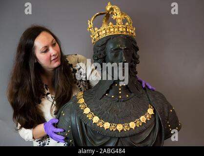 Portia Tremlett, agent d'engagement du programme public pour le Musée Novium, regarde la croix du marché d'origine de la sculpture, un buste du roi Charles I par Hubert Le Sueur, comme il revient à la maison à Chichester, où il sera exposé au Musée Novium en prêt à partir de la Tate Britain. Banque D'Images