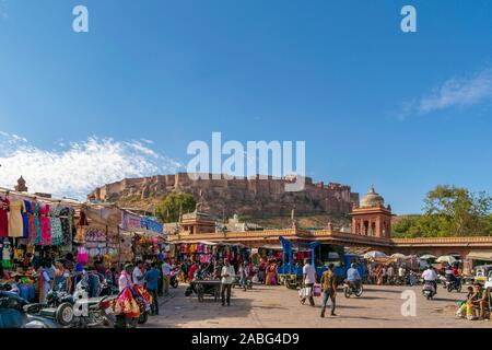 Marché Sardar, Jodhpur, Rajasthan, Inde; 24-Feb-2019; marché Sardar avec le fort Mehrangarh en arrière-plan Banque D'Images