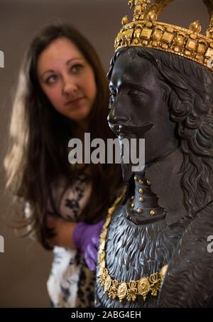 Portia Tremlett, agent d'engagement du programme public pour le Musée Novium, regarde la croix du marché d'origine de la sculpture, un buste du roi Charles I par Hubert Le Sueur, comme il revient à la maison à Chichester, où il sera exposé au Musée Novium en prêt à partir de la Tate Britain. Banque D'Images