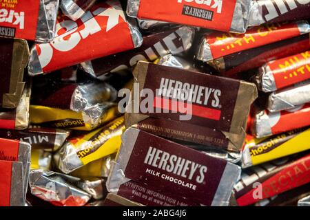 Hershey, PA USA - 26 novembre 2019 : aluminium enveloppé miniatures Hershey Bonbons assortis sur l'affichage des barres de chocolat au monde. Banque D'Images