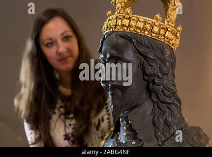 Portia Tremlett, agent d'engagement du programme public pour le Musée Novium, regarde la croix du marché d'origine de la sculpture, un buste du roi Charles I par Hubert Le Sueur, qu'elle retourne à sa maison d'origine dans la région de Chichester, où il sera exposé au Musée Novium en prêt à partir de la Tate Britain. Banque D'Images