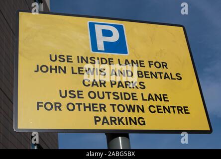 Panneau routier à Kingston, Surrey, Angleterre, indiquant l'utilisation de voies de stationnement commercial local avec frappe de bentalls comme bentals Banque D'Images