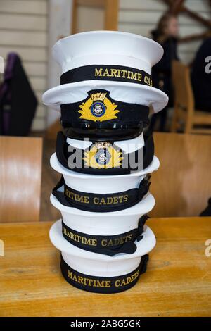 Une tour de cadets maritime cap hat / casquettes hat debout sur une table. UK. (105) Banque D'Images