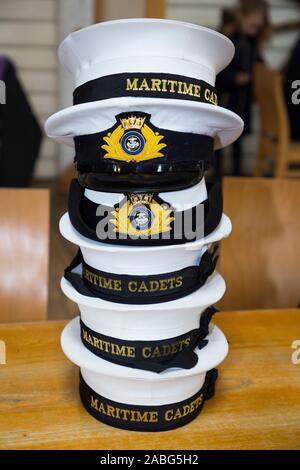 Une tour de cadets maritime cap hat / casquettes hat debout sur une table. UK. (105) Banque D'Images